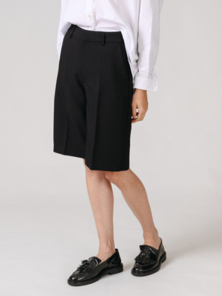 BERMUDA_TRAJE_NEGRO