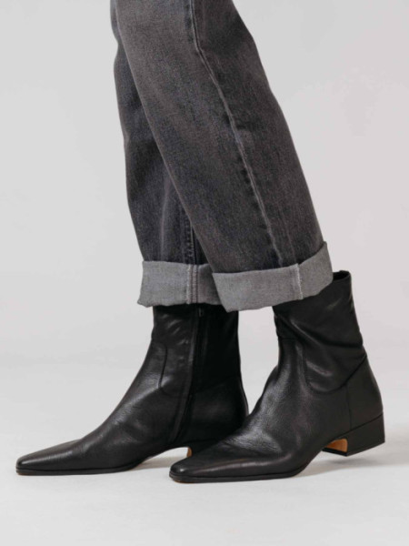 BOTIN_CUERO_PUNTA_CUADRADA_NEGRO
