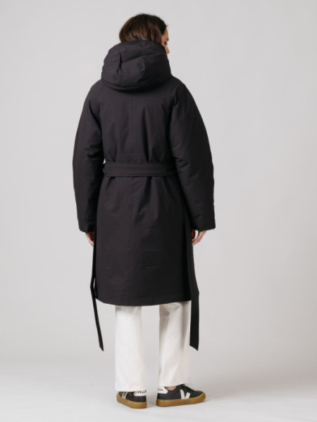 PLUMIFERO_NEGRO_CON_CINTURON_Y_BOTONES_NEGRO