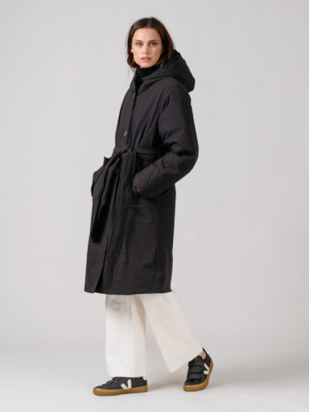 PLUMIFERO_NEGRO_CON_CINTURON_Y_BOTONES_NEGRO