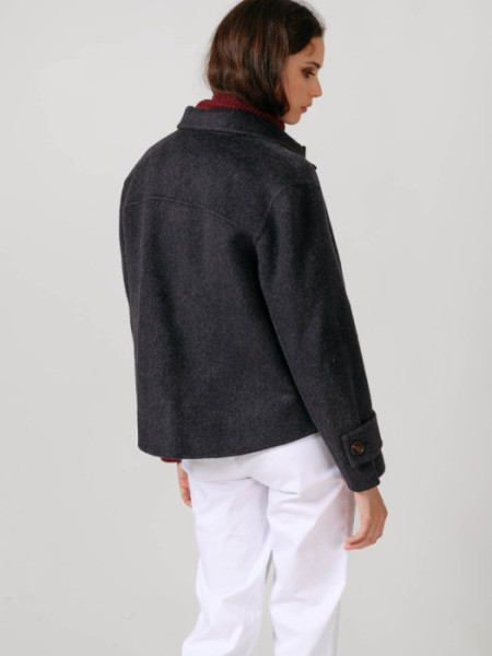 CHAQUETA_CORTA_CUELLOS_GRIS_OSCURO_GRIS