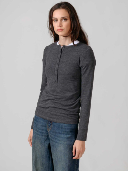 CAMISETA_TIPO_POLO_CUELLO_MAO_GRIS