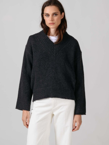 JERSEY_CUELLO_PICO_LENA_GRIS_OSCURO_GRIS
