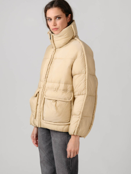 PLUMIFERO_BOLSILLOS_PLASTON_BEIGE