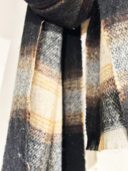 BUFANDA_CUADROS_BEIGE_Y_NEGRO