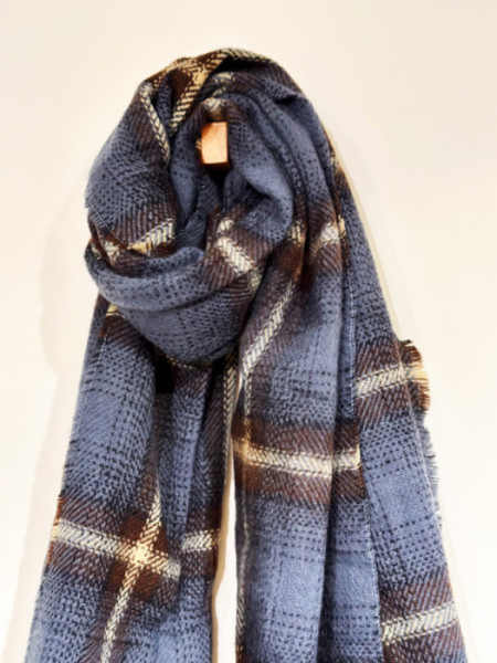 BUFANDA_CUADROS_AZUL_Y_MARRON