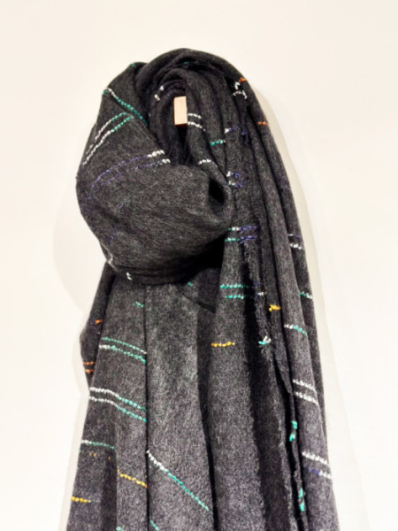 BUFANDA_GRIS_DETALLES_COLOR