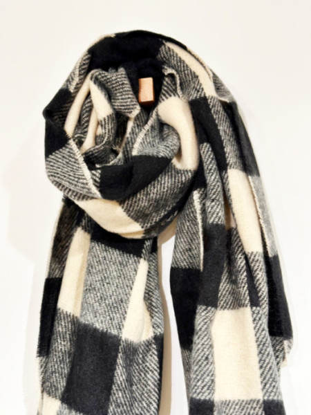 BUFANDA_CUADRO_NEGRO_Y_BEIGE