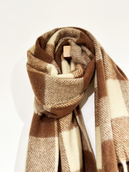BUFANDA_CUADRO_BEIGE_Y_CAMEL
