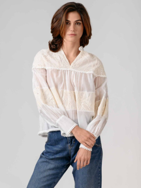 Blusa Cruda y Blanca Troquelada