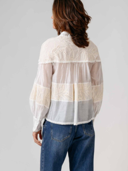 Blusa Cruda y Blanca Troquelada