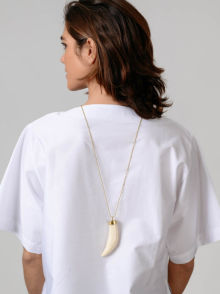 Colgante Dorado Largo Colmillo Blanco