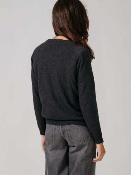 JERSEY_NIGATA_CUELLO_PICO_GRIS_OSCURO_GRIS