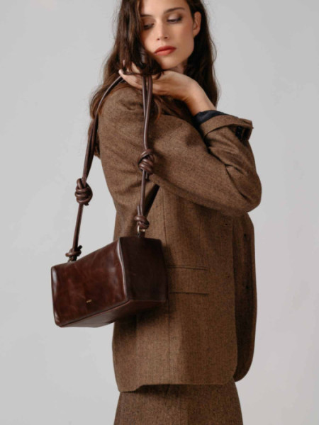 BOLSO_CUADRADO_CRUZADO_NUDO_MARRON