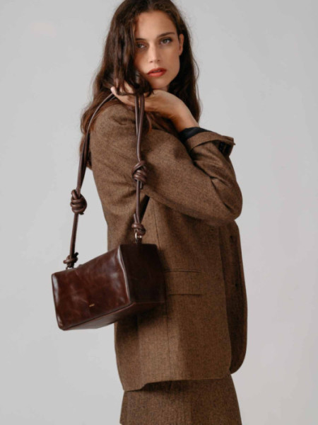 BOLSO_CUADRADO_CRUZADO_NUDO_MARRON