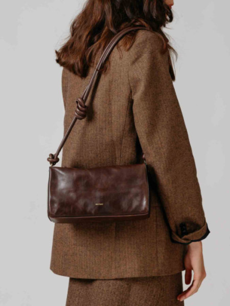 BOLSO_CUADRADO_CRUZADO_NUDO_MARRON